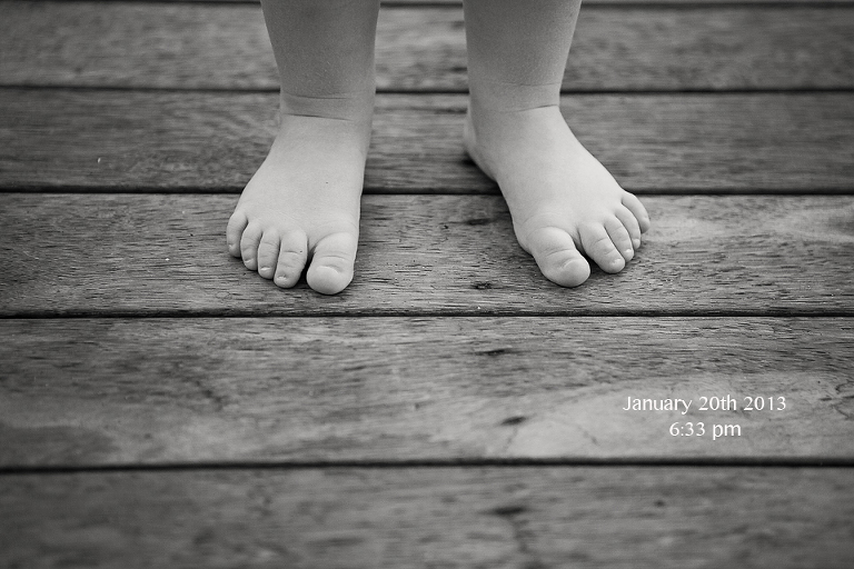 brisbane baby photographer cute  little people feet